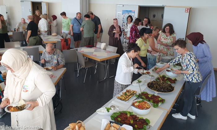 Menschen am Buffet