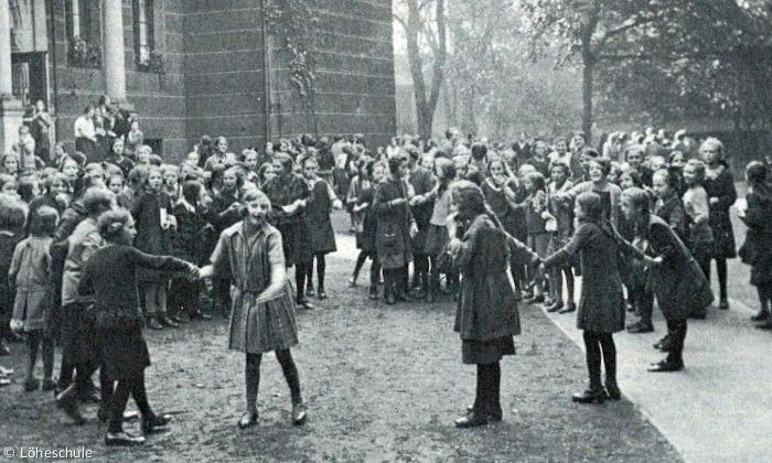 Der Pausenhof der Löheschule vor 100 Jahren