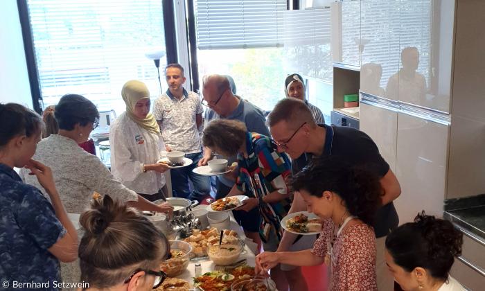 Menschen am Buffet