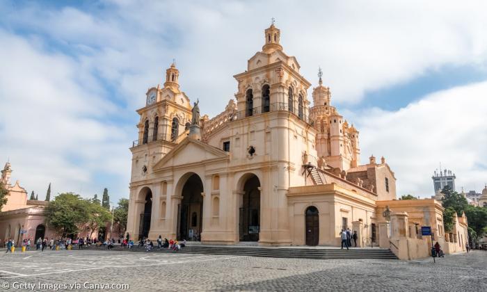 Eine Kathedrale mit vielen Türmen