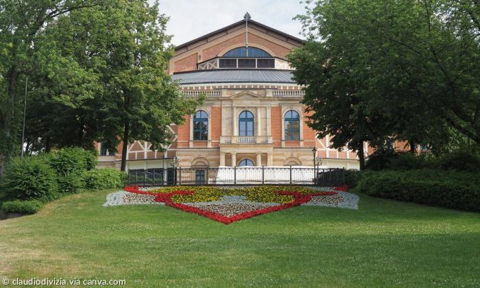 Blick auf die Fassade des Festspielhaus in Bayreuth