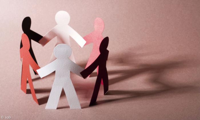 Figuren aus Papier halten sich an den Händen