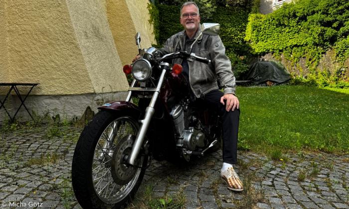 Ein Mann auf einem Motorrad