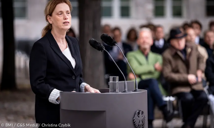Bild der Ministerin Prien am Rednerpult