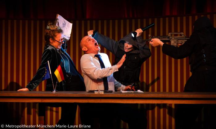 Bühnenszene mit mehreren Schauspielern