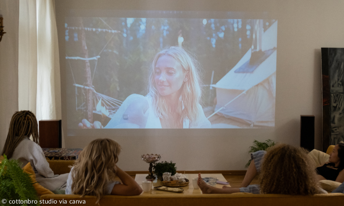 Gemütlicher Filmabend auf dem Sofa