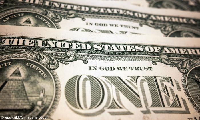 Eine US-Dollarnote, auf der "In God we trust" steht