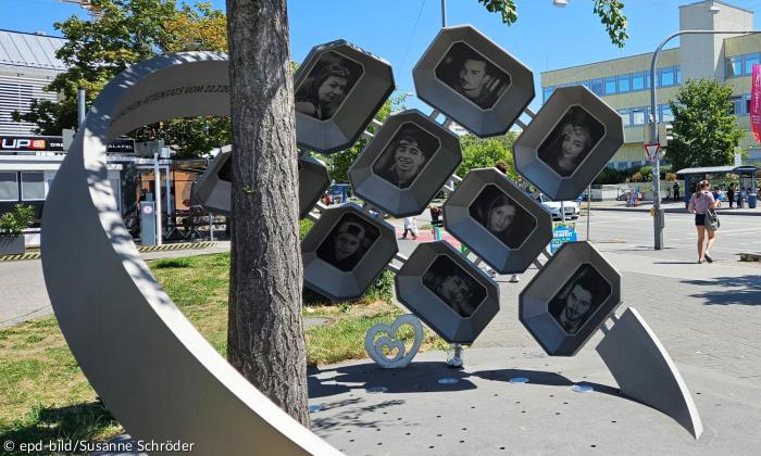 Gedenktafeln vor einem Gebäude