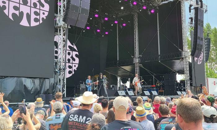 Eine Rockband auf einer Bühne