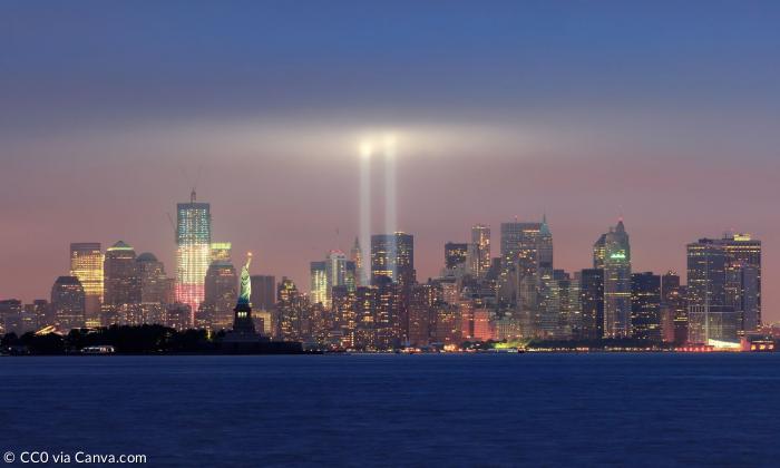 Skyline von New York mit zwei Lichtstrahlen für das World Trade Center
