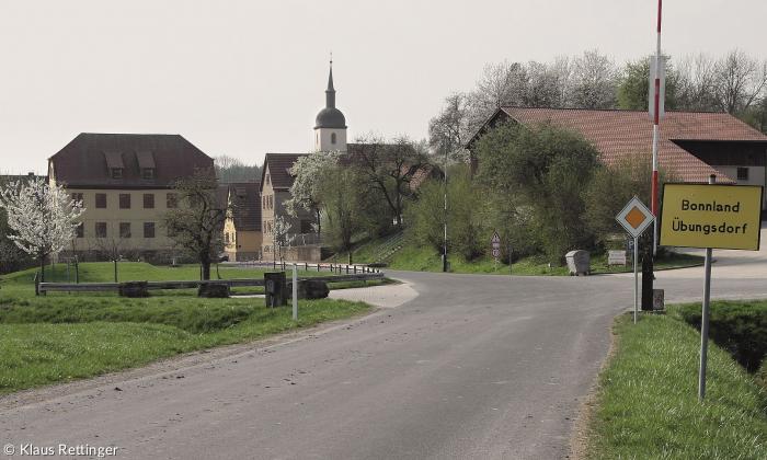 Ortszufahrt ins Bundeswehr-Übungsdorf Bonnland.