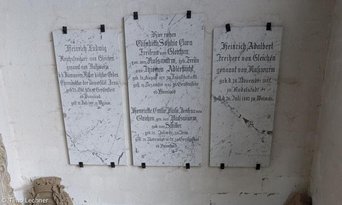 Grabplatte (Mitte) von Henriette Emilie Luise Freifrau von Gleichen, genannt von Rußwurm, geborene von Schiller