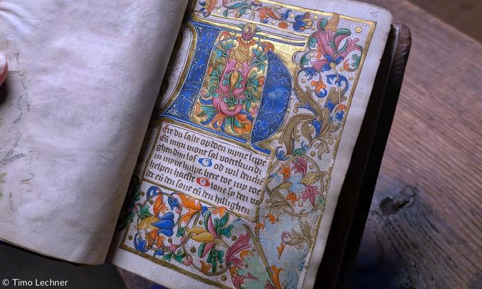 Lapislazuli-Blau in einem historischen Buch