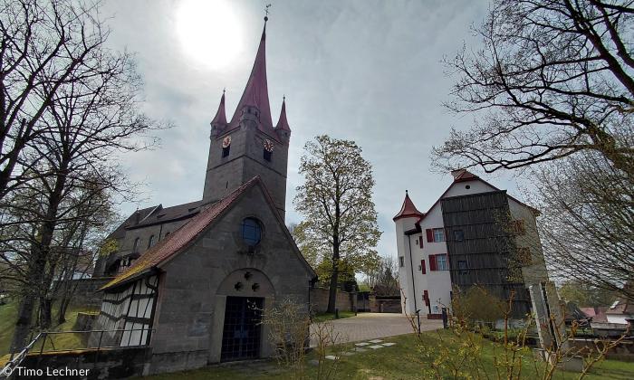 Die evangelische Kirche und das Weiße Schloss in Heroldsberg