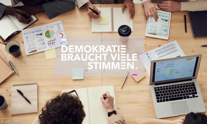 Schreibtisch mit vielen Materialien