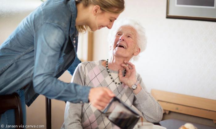 Eine junge Frau pflegt eine ältere Dame