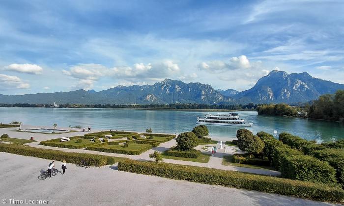 Blick vom Balkon des Festspielhauses Neuschwanstein auf den Forggensee