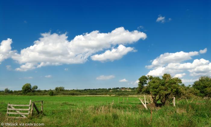 Landschaft mit Wolken und Wiese