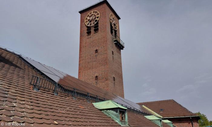 Eine Solaranlage auf einem Kirchendach
