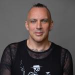 Ein Mann mit kurzen Haaren