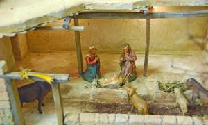 Heilige Familie in historischer Krippe.