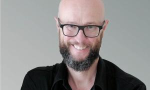 Mann mit Brille lächelt