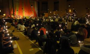 Gottesdienst mit vielen Kerzen
