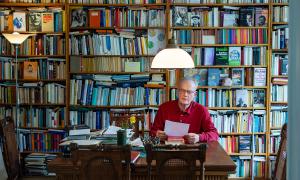 Friedrich Schorlemmer vor seiner Bücherwand - 2019.