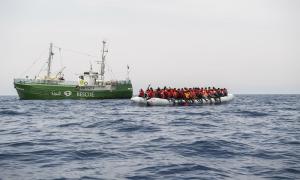 Ein Rettungsschiff und ein Schlauchboot