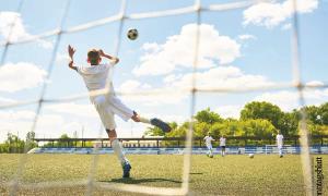 Jugendlicher beim Fußballspiel