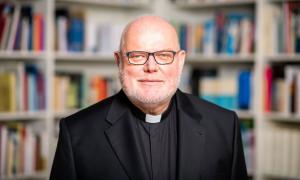 Ein Mann in schwarzem Anzug 