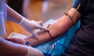 Ein Arm bei der Blutabnahme