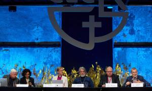 Menschen auf einem Podium