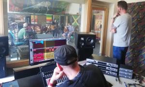 Menschen in einem Musikstudio