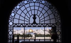 Blick auf Jerusalem durch das Fenster der Kirche "Dominus Flevit"
