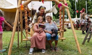  Heidi Wolfsgruber als „Lagerpfarrerin“ bei den Uffenheimer Rittertagenauf der "Diversitäts-Schaukel"