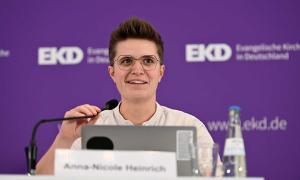 Anna-Nicole Heinrich vor der EKD-Synode