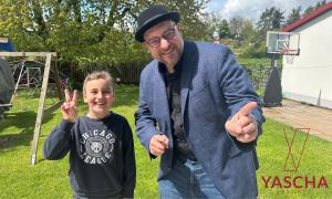 Ein Junge und ein Mann im Garten