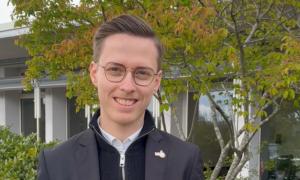 Ein junger Mann mit Brille