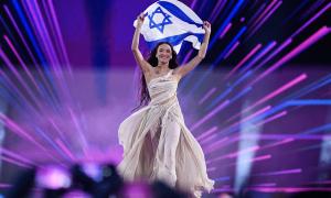 Eden Golan mit der Flagge Israels beim Eurovision Song Contest 2024 in Malmö