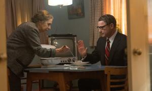 Borschtsch-Politik am Küchentisch: Golda Meir (Helen Mirren) und der von ihr bediente US-Außenminister Henry Kissinger (Liev Schreiber).