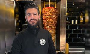 Ein Mann vor einem Dönerspieß