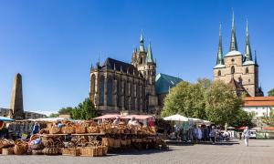 Abbildung von zwei Kirchengebäuden in Erfurt 