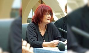 Eine Frau mit roten Haaren