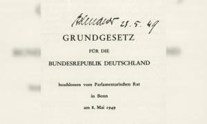 Ein Bild des Grundgesetzes mit der Unterschrift Adenauers