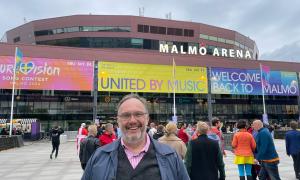 Ein Mann steht vor der Malmö Arena