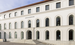 Ein Haus, über dessen Tür "Diözesanmuseum" steht
