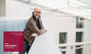 Ein Mann in Lederjacke lehnt an einer Ballustrade, daneben ein Kasten: "Hochzeit, von Ralf Frisch"