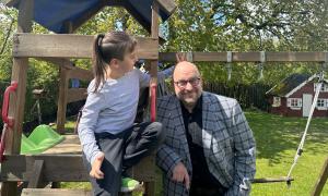 Ein Junge und ein Mann im Garten