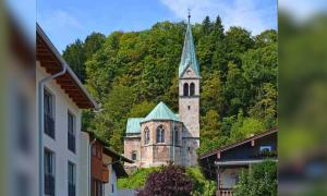 Eine Kirche, dahinter Bäume